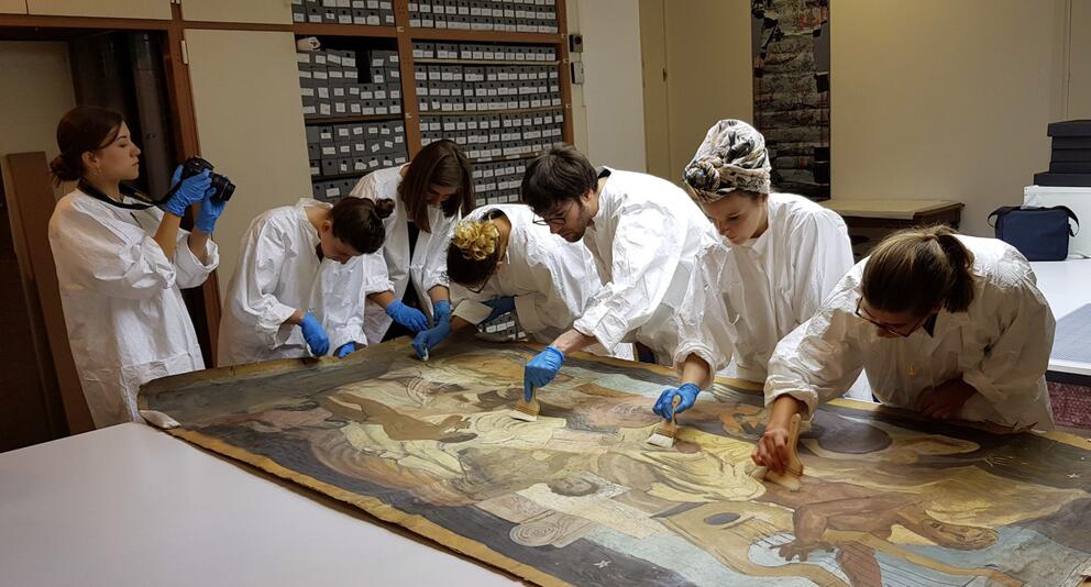 Elèves de l'Institut national du patrimoine au Cabinet d'Arts Graphiques du musée des Arts Décoratifs dans le cadre d'un chantier des collections, 2018, Paris