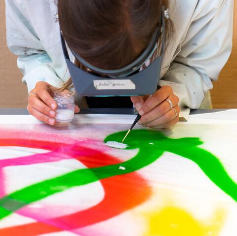 Elève restaurant une peinture dans les ateliers de l'Institut national du patrimoine, © Angèle Dequier, 2020